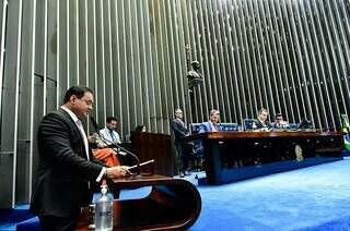 Senador Weverton lê o relatório no Plenário do Senado (Foto: Waldemir Barreto/Agência Senado)