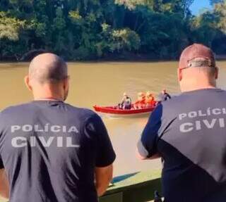 Buscas pelo corpo no Rio Iguatemi (Foto: Polícia Civil/Divulgação)