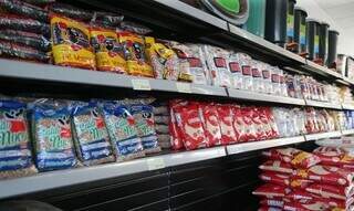 Gôndola de supermercado com pacotes de arroz e feijão. (Foto: Marcello Casal Jr./Agência Brasil)