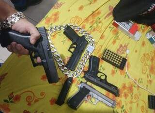 Parte das armas e munições apreendidas durante a operação (Foto: Divulgação | Polícia Federal)