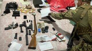 Armas, munições e dinheiro apreendido em operação. (Foto: Divulgação)