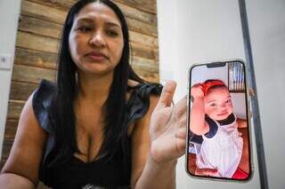Tatiane Jarcem do Santos mostra foto da filha, Soffia, de 2 anos (Foto: Henrique Kawaminami)
