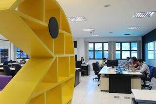 Uma das salas do Living Lab MS, em Campo Grande, espaço onde são realizados os projetos de inovação. (Foto: Divulgação)