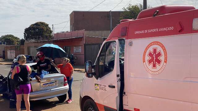 Motociclista atinge carro e espera o socorro por quase uma hora