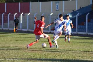 Jogadores disputam a posse da bola durante partida válida pelo Campeonato Estadual Sub-20. (Foto: Reprodução/Esporte MS)