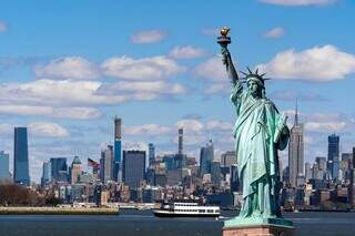 A famosa Estátua da Liberdade, em Nova York, um dos destinos americanos mais desejados pelos viajantes brasileiro – Foto: Reprodução