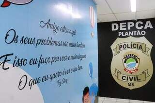 Sala de plantão da DEPCA, que funciona na Depac Cepol, em Campo Grande. (Foto: Henrique Kawaminami)