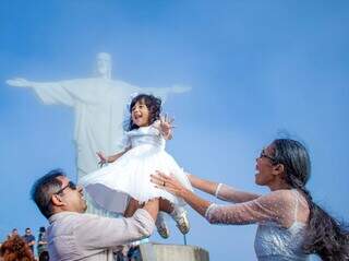 Alex Ramiro e Terezinha Farias realizaram batizado da filha no Cristo Redentor, monumento do Rio de Janeiro.