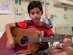 Em hospital, “remédio” de Felipe é tocar violão e cantar para equipe