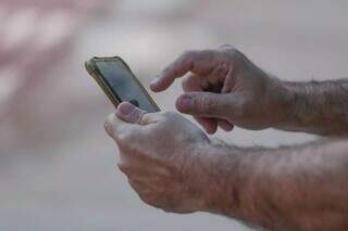 Homem utiliza celular; real digital pretende ser diferente do Pix (Foto: Marcos Maluf)