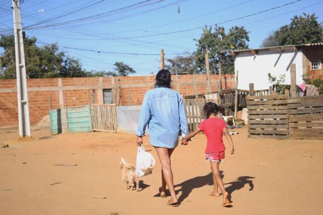 Bolsa Fam&iacute;lia aumentou, mas viver s&oacute; com isso ainda &eacute; desafio