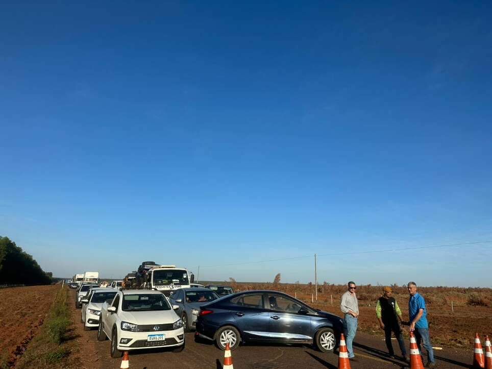 Um morre e três ficam feridos em batida entre caminhonete e caminhão na  BR-262, Triângulo Mineiro