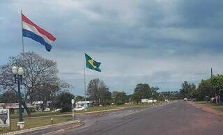 Fronteira seca entre o Brasil e o Paraguai, em Sete Quedas, a 417 km da Capital (Foto: Salatiel Assis)