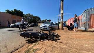 Motociclista atinge carro e espera o socorro por quase uma hora