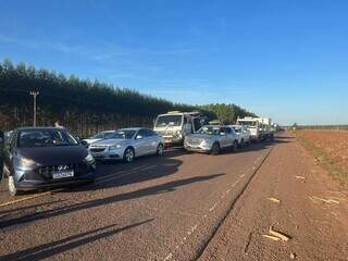 Congestionamento é quilométrico na BR-262, depois de acidente. (Foto: Direto das Ruas)