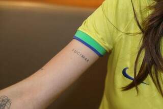 No braço direito, advogada tatuou há quatro anos nome da mãe. (Foto: Alex Machado)