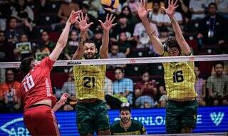 Jogadores da seleção brasileira durante confronto com a Polônia. (Foto: Reprodução/FIVB)