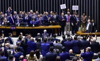 Reforma tribut&aacute;ria avan&ccedil;a ao Senado, sem benef&iacute;cios fiscais para montadoras