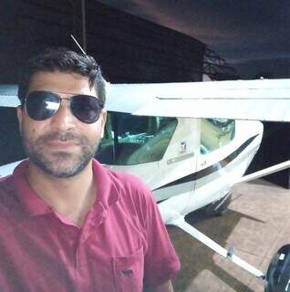 Jonas Borges Julião posando para foto em frente a avião (Foto: Reprodução das redes sociais)