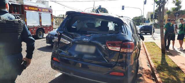Sem&aacute;foros desligados causam acidente em cruzamento no S&atilde;o Francisco