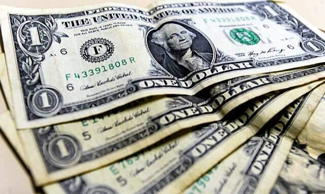 D&oacute;lar cai para R$ 4,86 ap&oacute;s aprova&ccedil;&atilde;o da reforma tribut&aacute;ria
