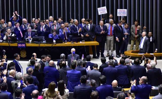 Reforma tribut&aacute;ria avan&ccedil;a ao Senado, sem benef&iacute;cios fiscais para montadoras