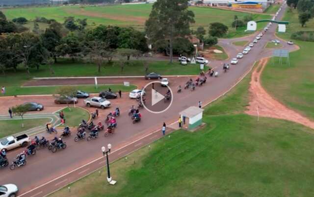 Despedida de jogador tem cortejo, palmas pelas ruas e uniforme em caix&atilde;o