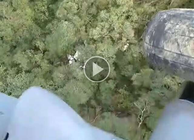 Rel&oacute;gio de um dos ocupantes ajudou FAB achar avi&atilde;o que caiu com piloto de MS