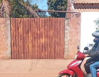 Virou rotina: caminh&atilde;o derruba fia&ccedil;&atilde;o, tomba padr&atilde;o e deixa casa sem energia