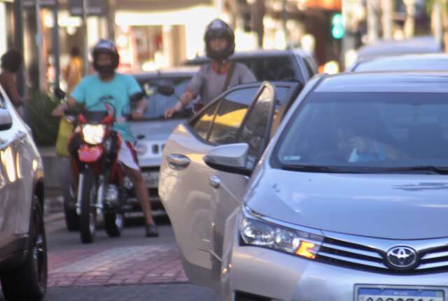 Motoristas admitem risco: n&atilde;o olham retrovisor ao abrir porta de ve&iacute;culo