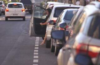 Motoristas admitem risco: n&atilde;o olham retrovisor ao abrir porta de ve&iacute;culo