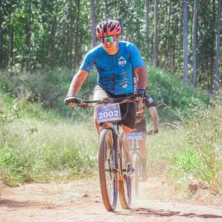 Mesmo sem uma perna, Gilvan foi campe&atilde;o ao pedalar 52 km em prova