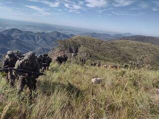 Durante Travessia Guadakan, na Serra do Amolar, militares aprenderam a montar trilhas de longa distância. (Foto: IHP)