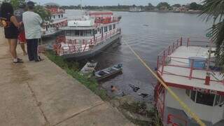 Caminhonete caída no rio vazando diesel. (Foto: Jardim MS News)