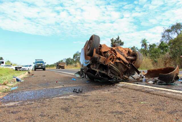 Ap&oacute;s tentar ultrapassagem em local proibido, carro com motorista sem CNH capota