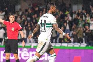 Alef Manga comemora gol marcado de pênalti (Foto: Gabriel Thá/Coritiba)