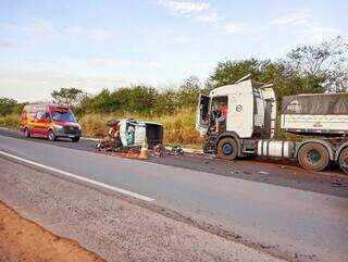 Veículo ficou severamente destruído após colisão com o caminhão. (Foto: Rio Pardo News)