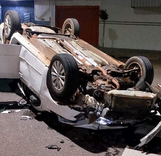 Em capotamento, motorista de aplicativo tem carro destruído e procura autor