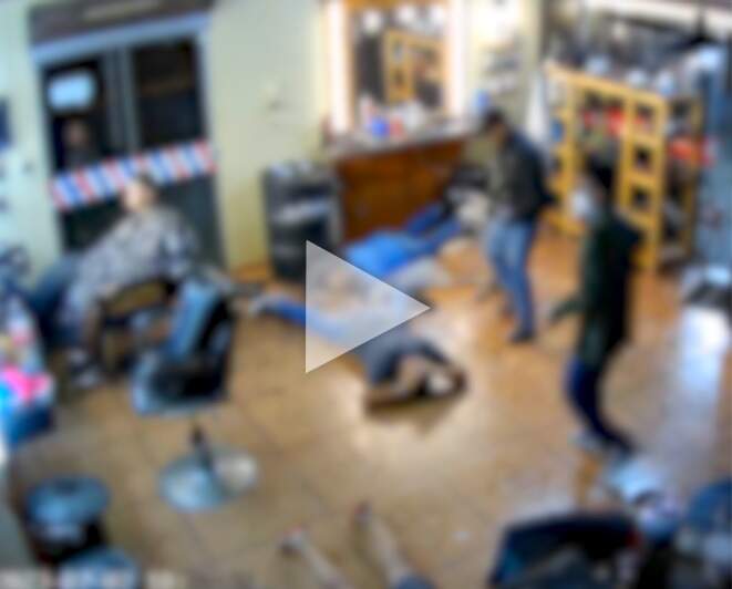 Armados, três homens entram em barbearia e assaltam clientes 
