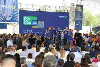 Palco e plateia no evento “Diálogos Tucanos” em Campo Grande. (Foto: Alex Machado)