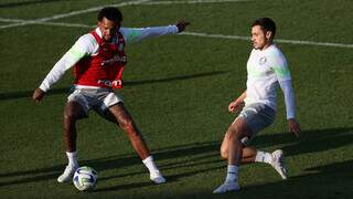 Volante Jaílson e meia Raphael Veiga em treinamento pelo Palmeiras (Foto: Cesar Greco/Palmeiras)