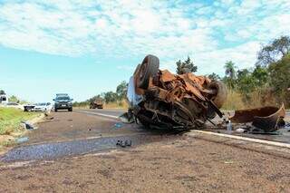 Ap&oacute;s tentar ultrapassagem em local proibido, carro com motorista sem CNH capota