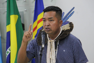 Líder da aldeia inamanecaché durante seu discurso na Câmara Municipal. (Foto: Juliano Almeida)
