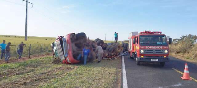 Carreta com carga de detergente fica destru&iacute;da ap&oacute;s tombar em rodovia