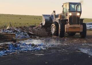 Carreta com carga de detergente fica destru&iacute;da ap&oacute;s tombar em rodovia