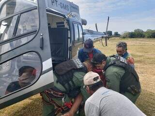 Vítima foi resgatada de helicóptero e levada para Corumbá. (Foto: Divulgação/CGPA)