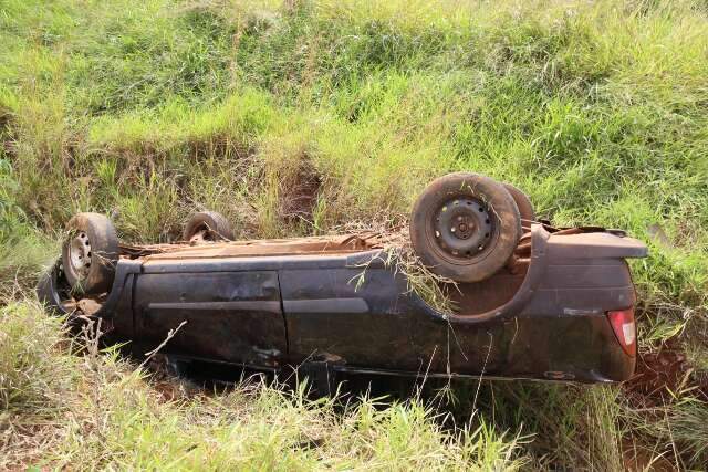 Com sinais de embriaguez, motorista perde controle da dire&ccedil;&atilde;o e capota picape