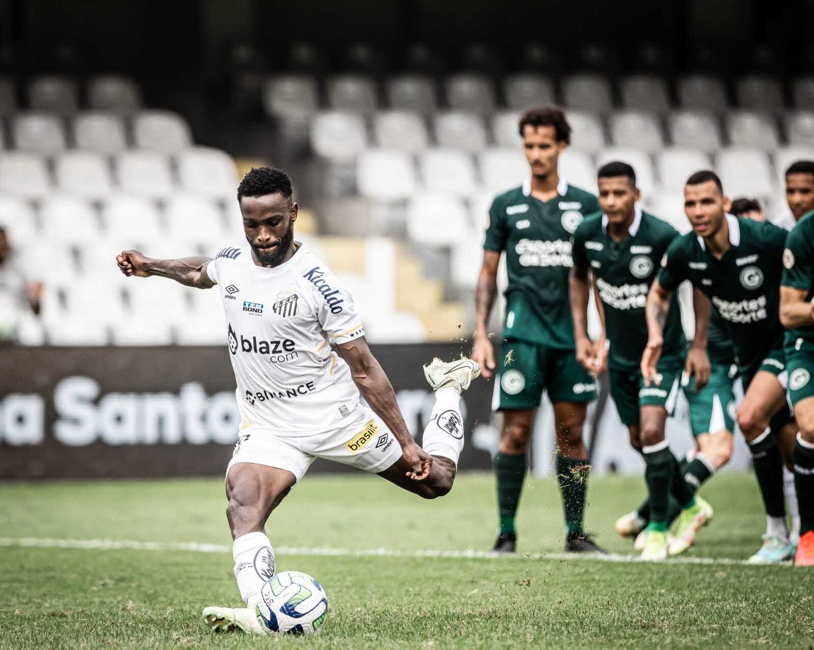 Em jogo de sete gols, Santos quebra jejum e vence o Goiás na Vila