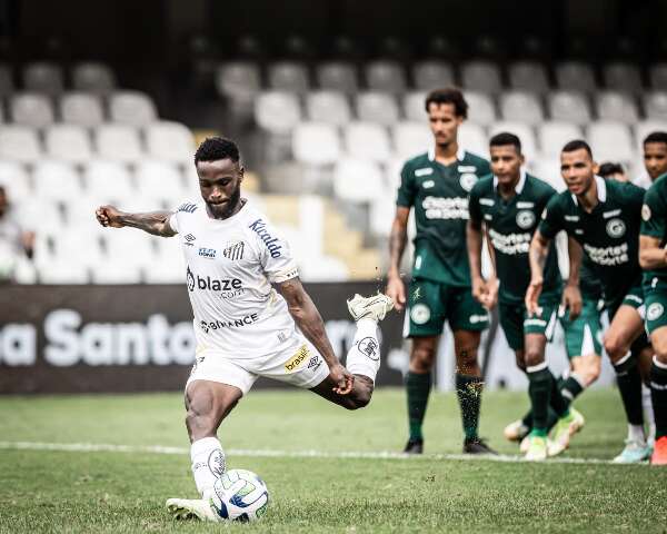 Em jogo de 7 gols, Santos vence Goi&aacute;s e encerra jejum de 12 partidas sem vit&oacute;ria