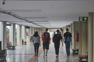 Estudantes em corredor central de campus da UFMS, em Campo Grande (Foto: Paulo Francis)
